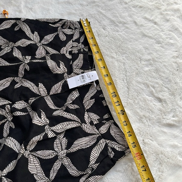 Loft petite pleated shorts in ribbon linen blend - Picture 4 of 7